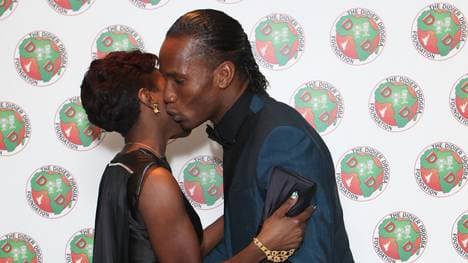 Didier Drogba begrüßt auf einer der Spendenpartys Popstar Estelle