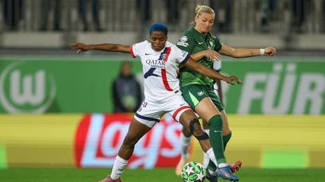 Alexandra Popp (r.) im Duell mit Rasheedat Ajibade