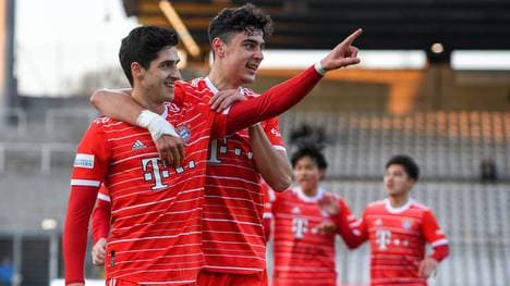 Grant-Leon Ranos (l.) feiert seinen Treffer zum zwischenzeitlichen 1:1