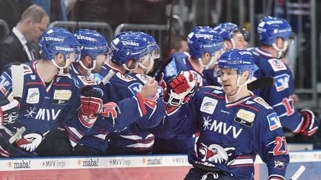 Ryan MacMurchy (vorne) von den Adler Mannheim fällt erneut aus