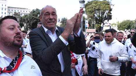 Peter Fischer beim Fan-Aufmarsch der Frankfurter in Barcelona
