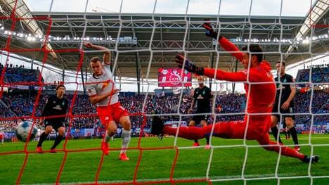 Lukas Klostermann (l.) erzielte die Führung für RB Leipzig