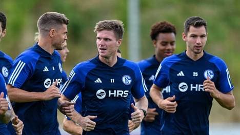 Marius Bülter (Mitte) war beim Schalker Trainingsauftakt dabei