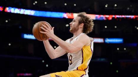 Golden State Warriors v Los Angeles Lakers