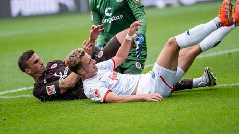 Fiete Arp (vorne) wurde von den St.-Pauli-Fans das ganze Spiel über ausgepfiffen