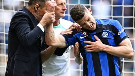 Robin Gosens musste nach seinem Treffer behandelt werden