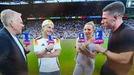 Star-Comedian Felix Lobrecht (2.v.l.) war im Vorlauf des deutschen Spiels gegen Dänemark zu Gast
