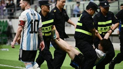 Flitzer Di wird von Sicherheitsleuten weggetragen