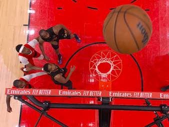 Dennis Schröder und die Cleveland Cavaliers müssen eine ganz bittere Niederlage hinnehmen. Die Raptors gewinnen durch einen epischen Wurf, der mit Sicherheit in jedem Jahresrückblick zu finden sein wird.