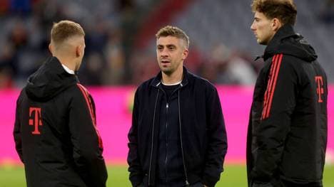 Joshua Kimmich (l.) im Gespräch mit Marco Neppe (M.)