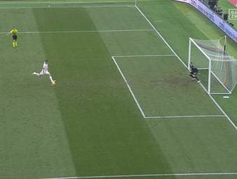 Zlatan Ibrahimovic schwächelt vom Punkt, doch Ante Rebic ist zur Stelle. Später bekommt Milan wieder einen Elfmeter - aber Ibrahimovic will nicht mehr schießen.