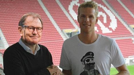 Der vermeintliche Ewald Lienen (l.)begüßt den neuen Keeper