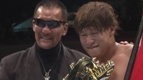 Masahiro Chono (l.) überreichte Kota Ibushi die G1-Trophäe