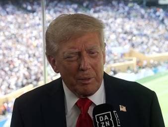 Die Klub-WM 2025 ist nun offiziell vorbei. Nach dem Turnier lobte US-Präsident Donald Trump seinen "Freund" Gianni Infantino, der ihm sogar die Trophäe überließ.