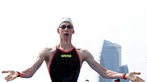 Florian Wellbrock feiert seine Goldmedaille im Ziel