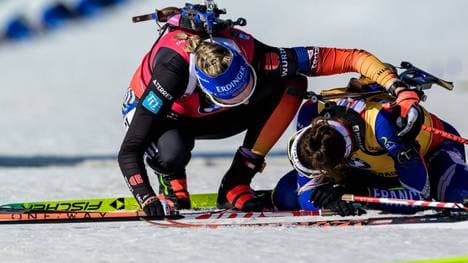 Franziska Preuß tröstete Lou Jeanmonnot im Ziel