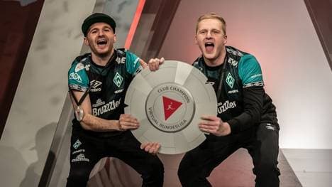 Das Duo von Werder eSPORTS hat sich die neu gestaltete Meisterschale der VBL gesichert 