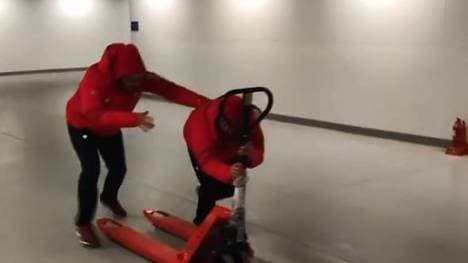 Schweizer Freeskifahrer imitieren Cool Runnings