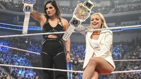 Liv Morgan (r.) hielt mit Raquel Rodriguez bislang die Tag-Team-Titel bei WWE