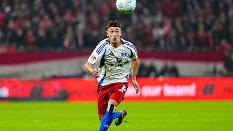 William Mikelbrencis trägt das Trikot des Hamburger SV