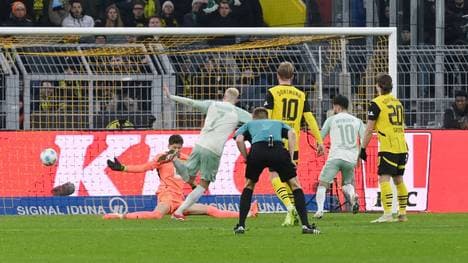 Marvin Ducksch trifft zum 2:2 für Bremen in Dortmund