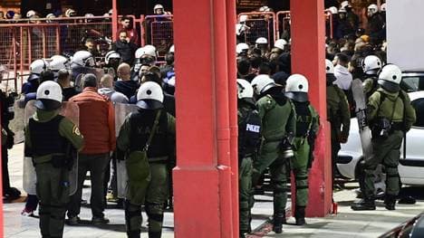 Bei einem Volleyballspiel zwischen Olympiakos Piräus und Panathinaikos Athen kommt es zu schweren Ausschreitungen