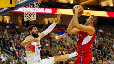 Nemanja Bjelica (r.), zuletzt bei Fenerbahce Ülker Istanbul aktiv, setzt sich mit Serbien gegen Nikola Mirotic durch