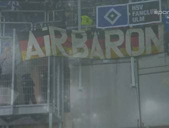 Seit 1994 reist Frank Nie­mann zu Spielen der Natio­nalelf. Sein "Air Bäron"-Banner ist mittlerweile deutschlandweit bekannt.