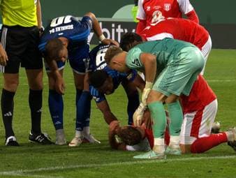 In der zweiten Hälfte der Verlängerung beim DFB-Pokal-Spiel zwischen dem Halleschen FC und Schalke 04 reagiert Moussa Sylla geistesgegenwärtig, als Halles Verteidiger Kastull benommen am Boden liegen bleibt.