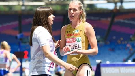 Nele Weßel unterhält sich mit einer Kampfrichterin