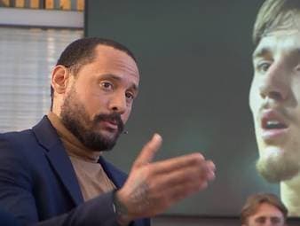 Der Bayern-Youngster ist momentan in aller Munde und wird sogar mit Größen wie Messi verglichen. Doch schadet das dem jungen Spieler eher? Neben Stefan Effenberg hat auch Jermaine Jones eine klare Meinung dazu. 