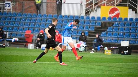 Janni Serra (r.) gelang ein Geniestreich für Holstein Kiel
