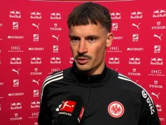 Auch Robin Koch ist nach der Niederlage gegen RB Leipzig sichtlich gekickt und will sie für diese miserable Leistung bei den SGE-Fans entschuldigen. 