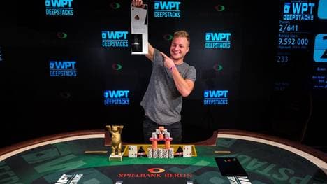 Daniel Szymanski zeigte stolz seinen Siegerpokal