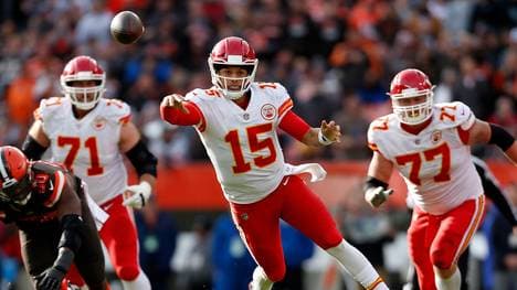 Patrick Mahomes (m.) konnte gegen die Browns drei Touchdown-Pässe für sich verbuchen