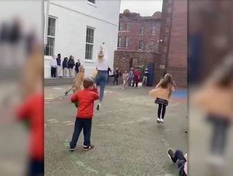 Kathleen Fitzpatrick ist keine ganz normale Lehrerin, sondern spielte bereits professionell Basketball. Während der Pause einer Grundschule in Washington stellt sie ihr Können eindrucksvoll unter Beweis.