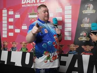 Ricky Evans spricht nach seinem Sieg in der ersten Runde der Darts WM 2026 über Weihnachten - und ein Missgeschick, dass ihm auf der Bühne passiert ist.