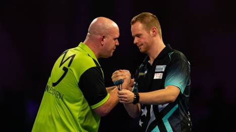 Michael van Gerwen (l.) bezwang Max Hopp bei der Darts-WM 2019 in der dritten Runde