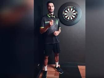 Borussia Mönchengladbach verkündet auf skurrile Art und Weise die Vertragsverlängerung von Tim Kleindienst. Er trifft einen Dart ins Bulls-Eye und teilt den Fans mit, seinen Vertrag bis 2029 zu verlängern.