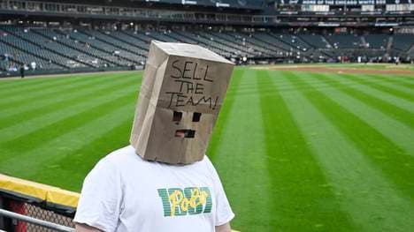 Ein Fan der Chicago White Sox verbirgt sein Gesicht höhnisch unter einer Papiertüte
