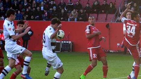 Lars Stindl springt der Ball von der Hand zum 0:1 ins Ingolstädter Tor