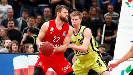 Für Danilo Barthel (l.) und den FC Bayern geht die Saison weiter