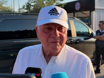 Die Beziehung zwischen Max Eberl und Uli Hoeneß gilt als angespannt. Im Rahmen eines Testspiels zeigte sich Hoeneß aber einsichtig und gestand einen Fehler gegenüber Eberl ein.