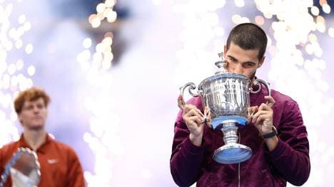 Carlos Alcaraz (r.) küsst die Trophäe