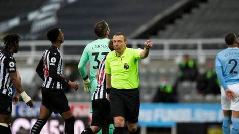 Die Schiedsrichter stehen bei Abseits-Entscheidungen weiter in der Schusslinie