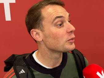 Manuel Neuer wird nach dem Champions-League-Spiel gegen Brügge auf eine mögliche Vertragsverlängerung angesprochen. Der Bayern-Keeper reagiert mit Humor. Außerdem verrät er, wieso es mit Vincent Kompany so gut läuft.