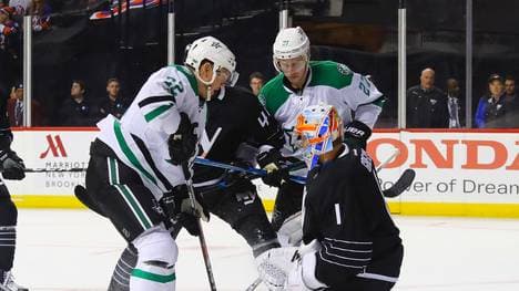 Thomas Greiss (r.) war mehrmals zur Stelle