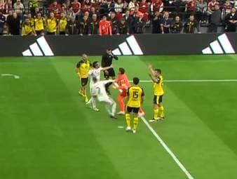 Der Legends Cup ist kein klassisches Altherren-Turnier. Selbst im Finale im Münchner SAP-Garden geht es noch hitzig zu. 