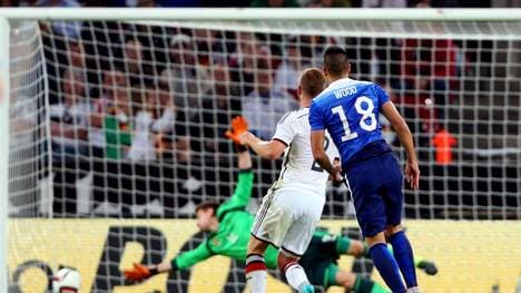 Bobby Wood (r.) trifft zum Siegtor für die USA