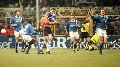 Jens Lehmann wird nach seinem Kopfballtor zum 2:2 von Olaf Thon umarmt und von seinen Mitspielern gefeiert